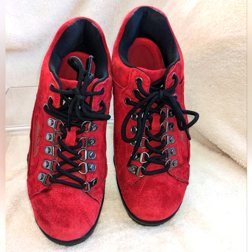 Red Leather (suede) FILA TRAILBLAZER ELISA SNEAKER | Athleisure| Utility| Sz6.5